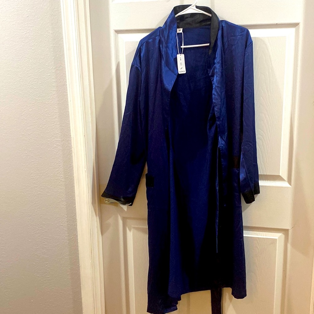 Men’s Robe size Medium *comes with matching shorts *not pictured*